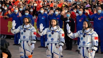 Die Astronauten der Shenzhou-16-Mission winken bei der Abschiedszeremonie vor ihrer bemannten Weltraummission. Schickt China schon bald sein erstes wiederverwendbares Raumschiff ins All?