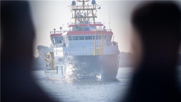Live-Blog Weser-Parade: Lauter schöne Schiffe vor Bremerhaven Die "Atair" auf der Strecke. Das neue Vermessungs-, Wracksuch- und Forschungsschiff des Bundesamtes für Schifffahrt und Hydrologie wurde 2021 in Dienst gestellt. Es ist das weltweit erste seegängige Behördenschiff für Spezialaufgaben mit einem Antrieb für Flüssiggas (LNG). Es wurde in der Fassmer-Werft in Berne/Niedersachsen gebaut.