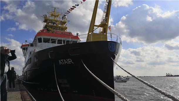 Live-Blog Weser-Parade: Lauter schöne Schiffe vor Bremerhaven Die Atair bleibt am Willy Brandt Platz und kann am Sonnabend von 10 bis 17 Uhr beim Open Ship besichtigt werden