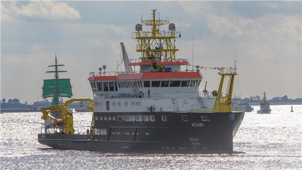 Live-Blog Weser-Parade: Lauter schöne Schiffe vor Bremerhaven Die "Atair" und die "Alex II".
