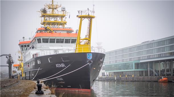Die „Atair“ vom Bundesamt für Seeschifffahrt und Hydrographie (BSH) liegt im Fischereihafen.