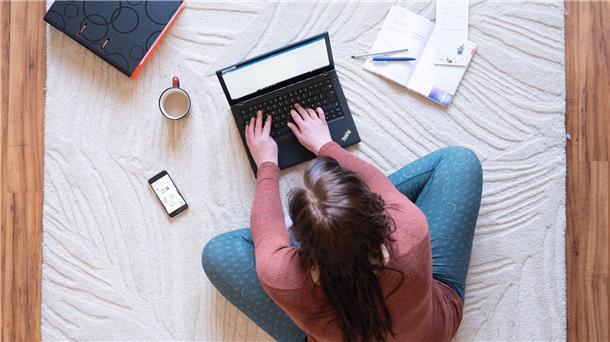 „Generation Z“ anspruchsvoll und weniger loyal zu Firmen  Die auf dem Arbeitsmarkt immer präsenter werdende „GenZ“ wünscht sich häufig die Möglichkeit zum Homeoffice und zu sogenannten Workation-Optionen - eine Kombination aus Arbeit und Urlaub.