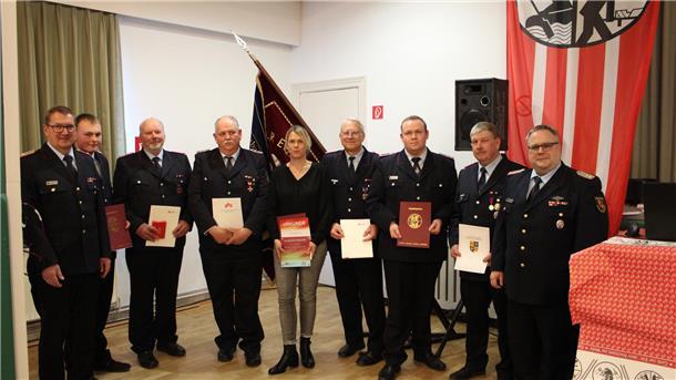 Lob und Dank für Hochwassereinsatz der Feuerwehrleute Die auf der Verbandsversammlung Geehrten.