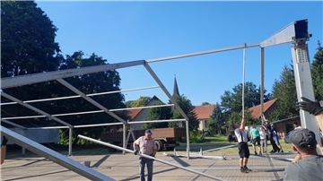 Die Aufbauarbeiten für das Buschfest in Kirchtimke am kommenden Wochenende gehen planmäßig voran.