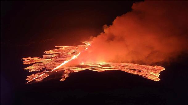 „Die mächtigste Eruption bisher“: Glühende Lava auf Island Die aufgebrochene Erdspalte ist Experten zufolge rund 3,5 Kilometer lang.