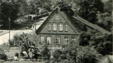 Die Aufnahme von 1938 zeigt das Haus an der Osterstader Straße 21 in Sandstedt. Die jüdische Familie Wolff errichtete das Gebäude 1862. Es diente mehreren Generationen als Wohnhaus, Schlachterei und Laden. Bestätigte Fotos von Hans Werner Wolff wurden bisher nicht gefunden. 
