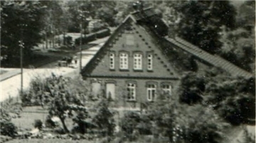 Die Aufnahme von 1938 zeigt das Haus an der Osterstader Straße 21 in Sandstedt. Die jüdische Familie Wolff errichtete das Gebäude 1862. Es diente mehreren Generationen als Wohnhaus, Schlachterei und Laden. Bestätigte Fotos von Hans Werner Wolff wurden bisher nicht gefunden. 