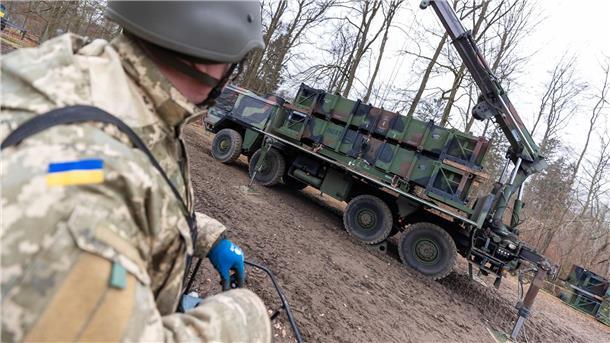 Ukrainische Flugabwehr in der Schnellausbildung Die Ausbildung ukrainischer Soldaten am Patriot-Flugabwehrraketensystem an einem unbenannten Ort in Deutschland.