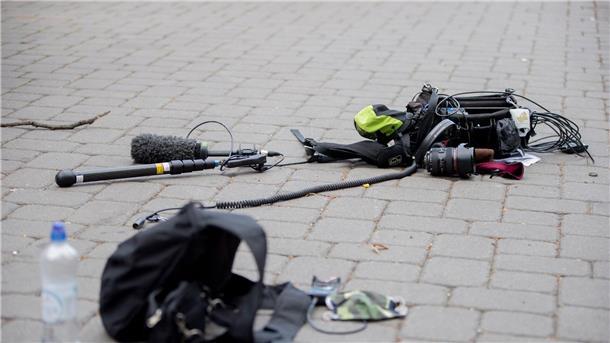 Die Ausrüstung des Kamerateams nach dem Übergriff am 1. Mai 2020 zwischen Alexanderplatz und Hackescher Markt.