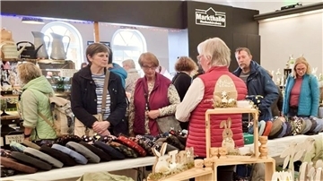Ausstellung "Frühlingserwachen" in der Markthalle in Rodenkirchen (Gemeinde Stadland).