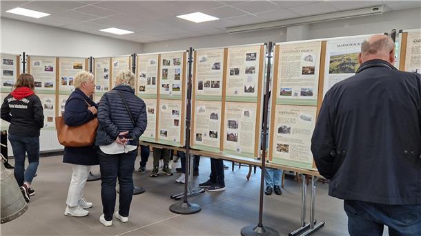 1000 Jahre Klein Meckelsen: Ein ganzes Dorf drei Tage lang in Festlaune Ein Blick auf die Ausstellung im Dorfzentrum.