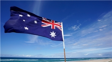Die australische Flagge an einem Strand (Symbolbild).