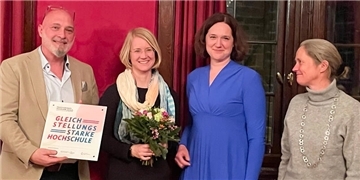 Ein Mann (links) und drei Frauen bei einer Feierstunde im Bremer Rathaus. Übergeben worden ist eine Auszeichnung. 