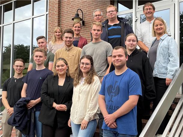 Zufrieden mit dem Job: 13 junge Fachkräfte bleiben dem Wasserverband treu Das Foto zeigt die neuen Auszubildenden beim OOWV.