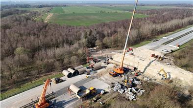Die Autobahn 27 bei zwischen Hagen und Uthlede ist während der Bauarbeiten vollgesperrt.