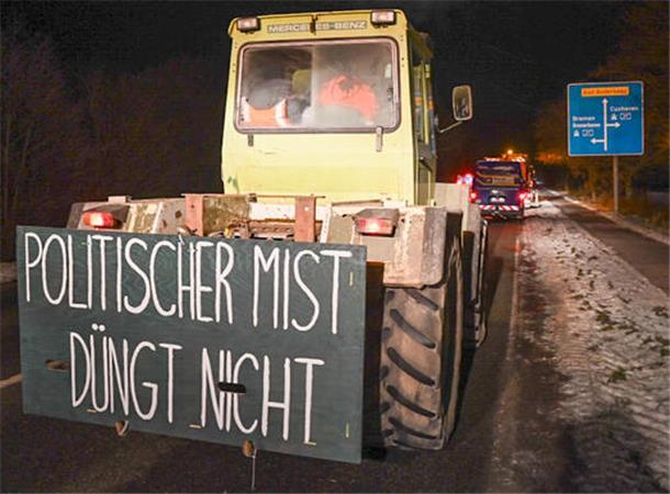 Bauernproteste: Heute Morgen wird der Hafen in Bremerhaven blockiert Die Autobahnauffahrten bei Bremerhaven sind blockiert.
