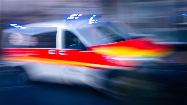 Zug erfasst Auto – Fahrerin stirbt, Tochter in Lebensgefahr Die Autofahrerin stirbt nach der Kollision mit dem Zug. (Symbolbild)