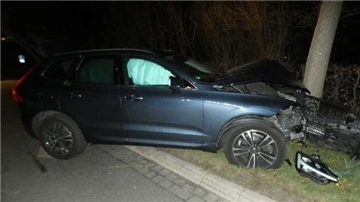 Ein von einem Unfall schwer beschädigtes Auto. Eine Autofahrerin ist am späten Donnerstagabend von der Fahrbahn abgekommen und wurde bei dem Unfall schwer verletzt.