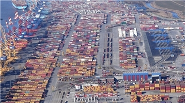 Luftaufnahme des Containerterminal mit vielen bunten Boxen. 