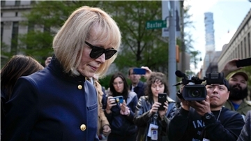 Die Autorin Jean Carroll verlässt das Gerichtsgebäude in Manhattan.