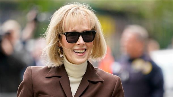 Trump wegen sexuellen Übergriffs zu Geldstrafe verurteilt Die Autorin Jean Carroll vor dem Bundesgericht in New York.