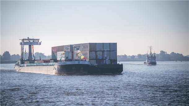 Live-Blog Weser-Parade: Lauter schöne Schiffe vor Bremerhaven Die "Aviso 1" ist ebenfalls in Konvoi. Täglich bringt das Binnenschiff Container von Bremen nach Bremerhaven und umgekehrt. Hier finden Sie eine Reportage über eine typische Weser-Tour der "Aviso".