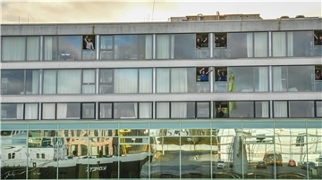 Die AWI-Polarfahrer winken aus ihrer Quarantäne in einem Hotel im Fischereihafen. Am Sonntag soll ihre Reise losgehen.
