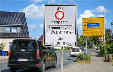 Eine Straße mit Straßensperrungsschild.