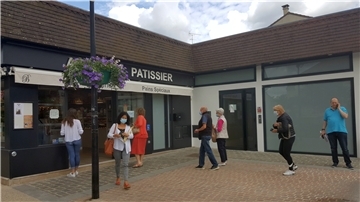 Die Bäckerei im Zentrum der französischen Partnerstadt der Gemeinde Loxstedt: Ein Alltag mit Abstand und Maske - allerdings ohne regionale Infektionszahlen.