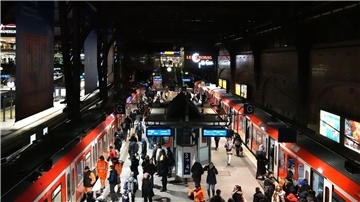 Die Bahn empfiehlt während der Sperrung auf U-Bahnen oder Regionalzüge auszuweichen. (Archivbild)