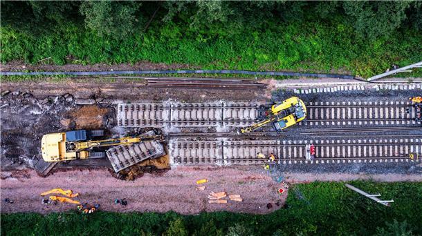 Evelyn Palla soll die Deutsche Bahn aus der Krise führen Die Bahn-Infrastruktur ist marode und bremst die Züge täglich vielerorts aus. Inzwischen wird reichlich gebaut - was der Pünktlichkeit im ersten Moment auch nicht zuträglich ist. (Archivbild)