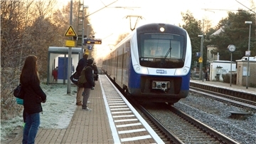 Ein Zug fährt in einen Bahnhof ein