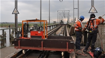 Arbeiten an einer Eisenbahnbrücke