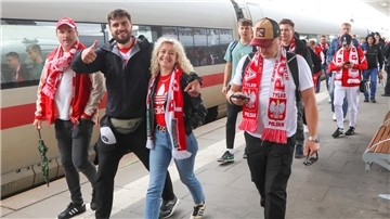 Die Bahn sorgte für viel Ärger bei der Fußball-EM - wird von einigen Fans aber auch hart verteidigt.
