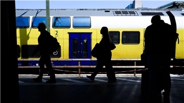 Die Bahngesellschaft Metronom hat mit fehlenden Zügen zu kämpfen - jetzt wird der Fahrplan zeitweise ausgedünnt. (Symbolbild)