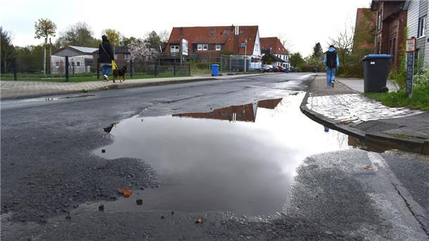 Das Regenwasser läuft auf der Bahnhofstraße Ecke Karolinenhöhe nicht ab. 