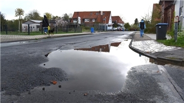 Das Regenwasser läuft auf der Bahnhofstraße Ecke Karolinenhöhe nicht ab. 