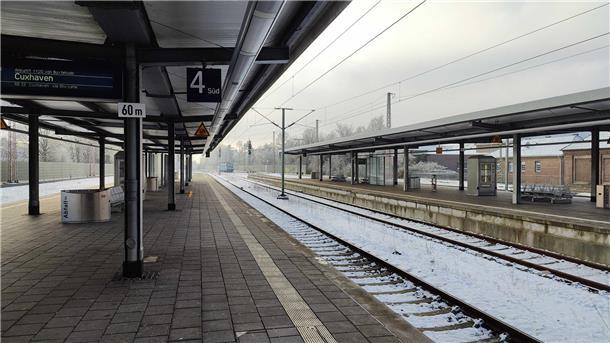Bahnstreik in Bremerhaven: Lokführer warten auf richtige Angebote Leerer Bahnsteig Bremerhaven Hauptbahnhof zum Bahnstreik 10.01.2024