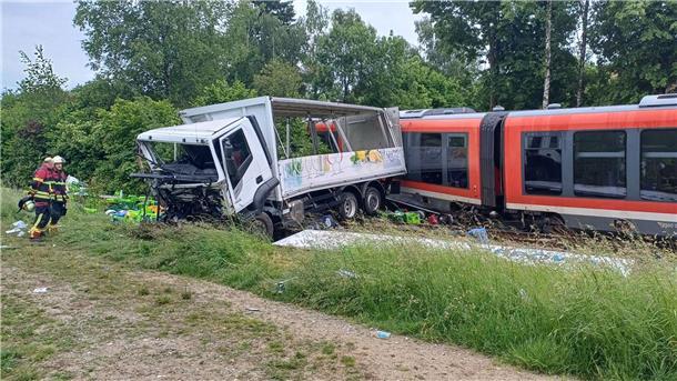 Regionalbahn und Lkw stoßen zusammen - zehn Verletzte Die Bahnstrecke wurde gesperrt. Der Zug soll am Freitag geborgen werden.
