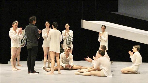 Diese Woche hat kulturell viel zu bieten: Von Plattfischfängern bis zu Elvis im Schlafzimmer Die Ballettcompagnie des Stadttheaters Bremerhavens hat am Sonnabend, 7. Oktober 2023, um 19.30 im Großen Haus Premiere des neuen Tanzabends "Seelen", hier ein Szenenfoto einer Probe.