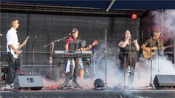 Die Band Beyond Heaven spielt beim Dämmerschoppen.