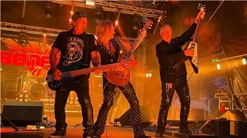 Band auf der Bühne