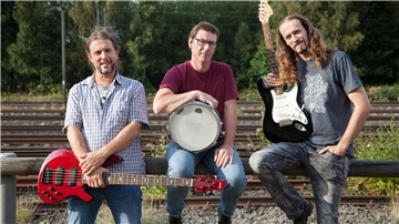 Die Musik-Coaches stehen den Musikern beim Bandworkshop bei.