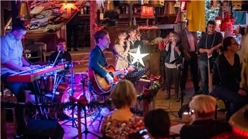 Die Band der Freien Christengemeinde Bayreuth e.V. begleitet den Gottesdienst im Irish Pub in Bayreuth.
