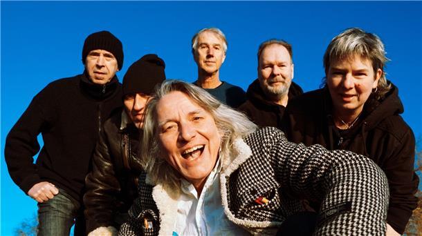 Die Fehlfarben singen nochmal Tacheles Die Band Fehlfarben mit dem Sänger Peter Hein (vorne) legt ein neues Album vor.
