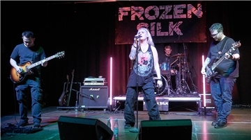 Band Frozen Silk auf der Bühne der Jahnhalle