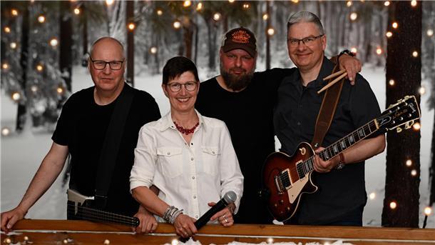 Die Band Gezeiten Rock begleitet das gemeinsame vorweihnachtliche Singen im Atrium Butjadingen.