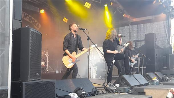 Let’s rock! Beim Rock House Festival in Loxstedt fliegen die Mähnen Die Band „Hardbone“ aus Hamburg.