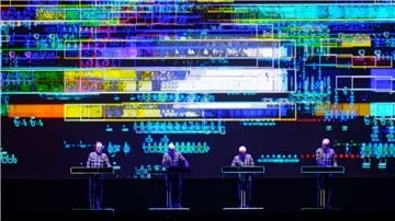 Die Band Kraftwerk bei einem Konzert 2022 in Bonn.