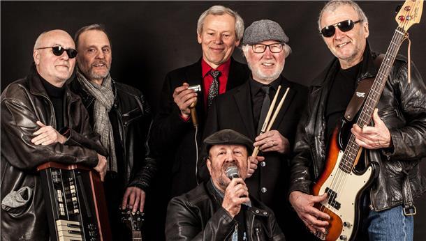 Die Band MustBBlues tritt beim Sommerabend im Burghof Hagen auf.